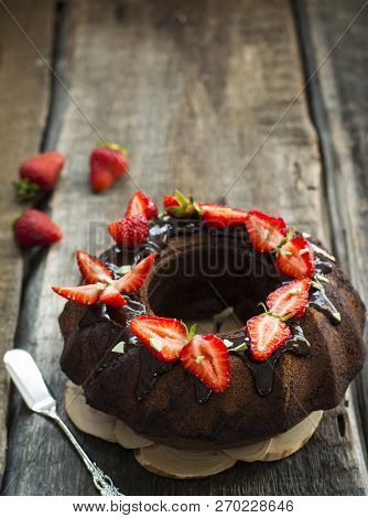 Traditional Chocolate Gugelhupf With Strawberry. Brownie Cake. Chocolate Kex. German Baked Goods. Au