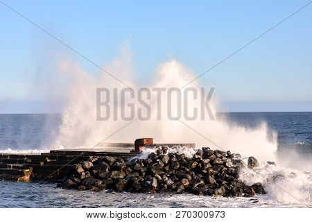 Photo Picture Of A Big Wave In The Ocean