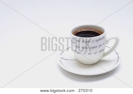 Café en una taza blanca