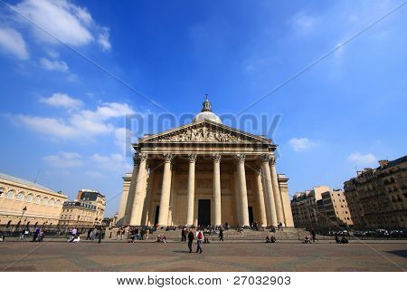 Pantheon con cielo perfetto nel periodo estivo a Parigi Francia