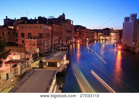 Lys Trail af passager skibet på canal Grande fra Accademia-broen i skumringen, Venedig Italien