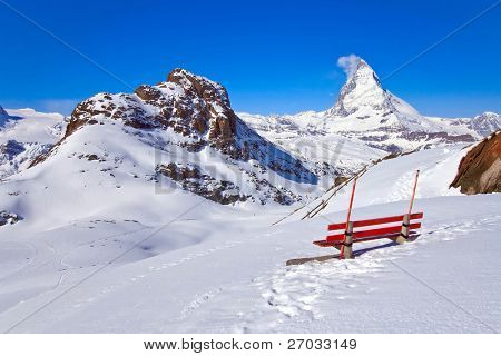 Paisaje de silla roja y Matterhorn, insignia de chocolate Toblerone, ubicada en Suiza