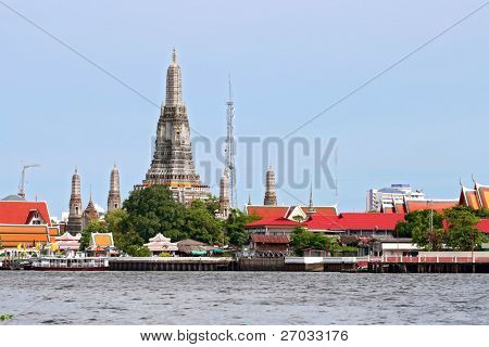 Landschaft des Wat Arun oder Tempel der Morgenröte am Fluss Chaophraya in Bangkok thailand