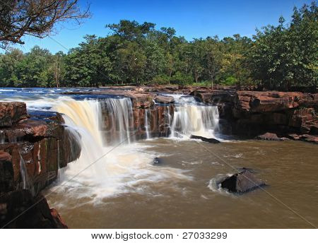 cascata Tadtone in prospettiva top di foresta di Thailandia clima