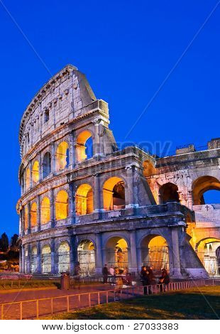 portre Colosseum alacakaranlıkta, Roma İtalya