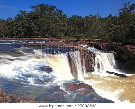 closeup di cascata Tadtone nel clima foresta della Thailandia dal punto di vista superiore