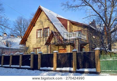 Moscow, Russia - Desember, 2016: A Two-storey Residential Building On The Surikov Street In The Sett