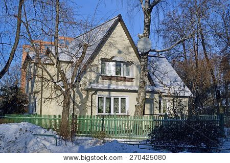 Moscow, Russia - Desember, 2016: Wooden House On The Surikov Street In The Settlement Of Sokol In Mo