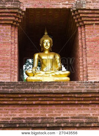 Il buddha nel wat nearamit vipusana Loei, Thailandia
