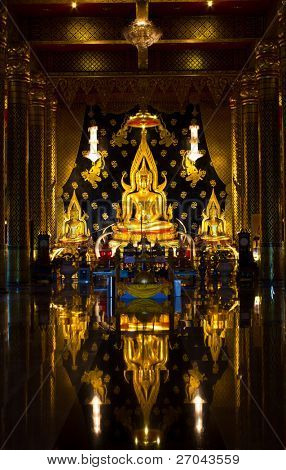 Il buddha nel wat nearamit vipusana Loei, Thailandia