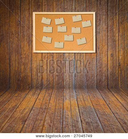 bacheca di sughero con vecchia carta nota sulla parete in legno