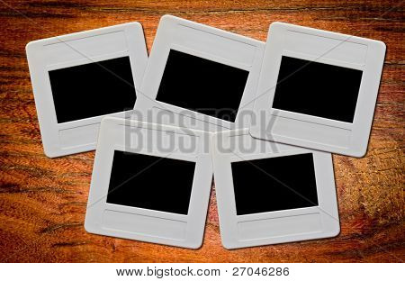 Oude plastic dia film mount frame op houten muur.
