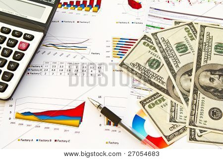 Stift, Rechner und Dollar auf finanzielle Graphen