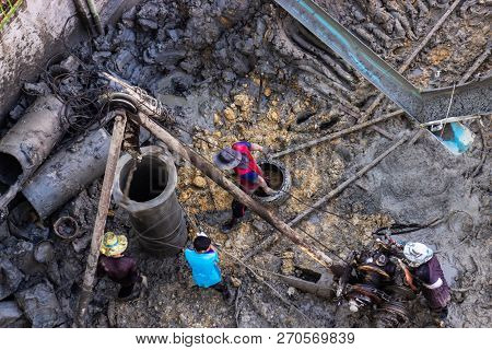 Static Boring Pile Drilling Engine From Air Pressure For The Strength Of Foundations And Poured With