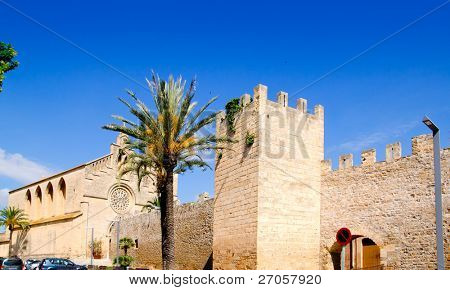 Alcudia Sant Jaume kostel nedaleko ostrova Mallorca zdi římské hrad v Baleárské Španělsko