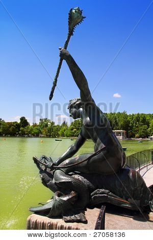 Madrid sirena con cetro zeemeermin standbeeld in Parque del Retiro