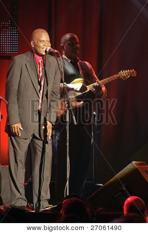 MARCIAC, Francia - 14 de agosto: Maceo Parker saxo jugador y cantante vivo representación teatralMa