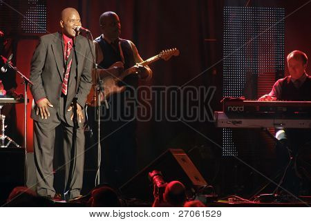 MARCIAC, Francia - 14 de agosto: Maceo Parker saxo jugador y cantante vivo representación teatralMa