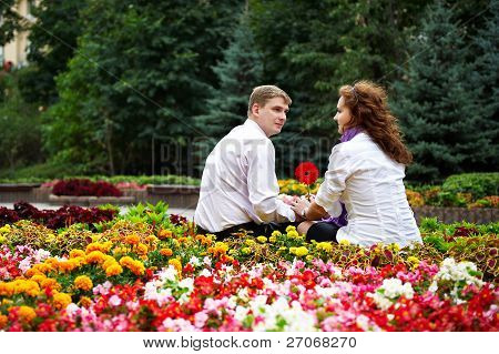 Appuntamento romantico nel parco del fiore