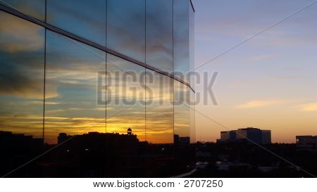 Rakennuksen puolella heijastus auringonlaskun