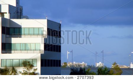Porrastettu toimistorakennus