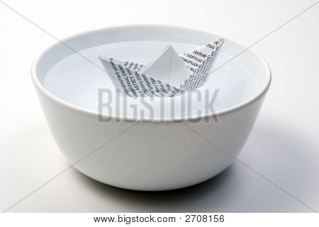 종이 배 그릇에 물 가득