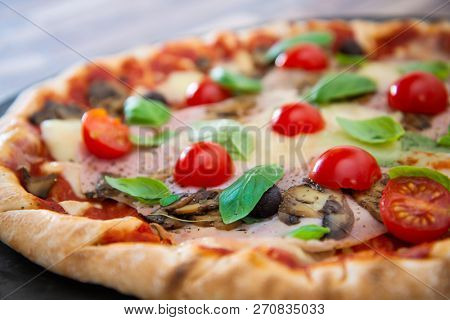 Pizza Mozzarella, Ham chiffonade and Sliced ??Mushrooms