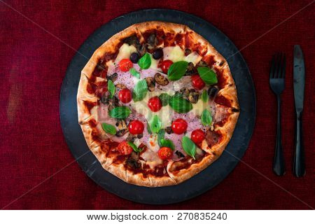 Pizza Mozzarella, Ham chiffonade and Sliced ??Mushrooms