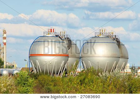 Kraftstofftank in der Raffinerie