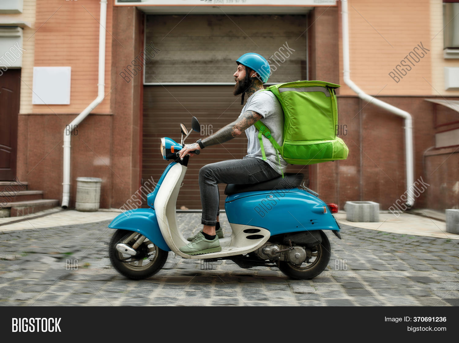 Bearded Delivery Man Image & Photo (Free Trial) Bigstock