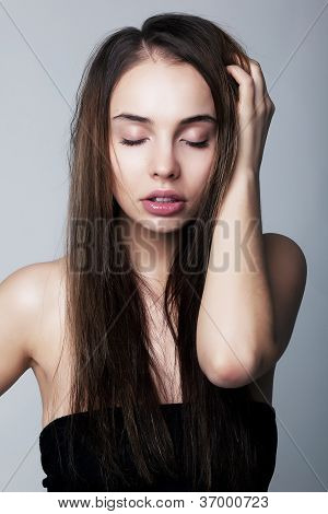 Emoční holka brunetka tahání vlasy