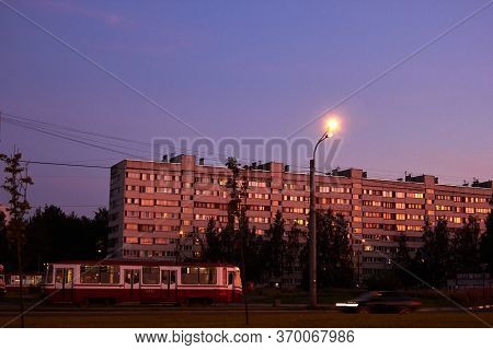 Saint Petersburg, Russia-june 2019: Sunset In The Reflections Of City Windows, Traffic Moving Along 