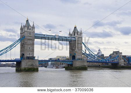 Bulutlu bir günde Tower Bridge
