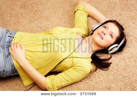 Belas mulheres ouvindo música em fones de ouvido