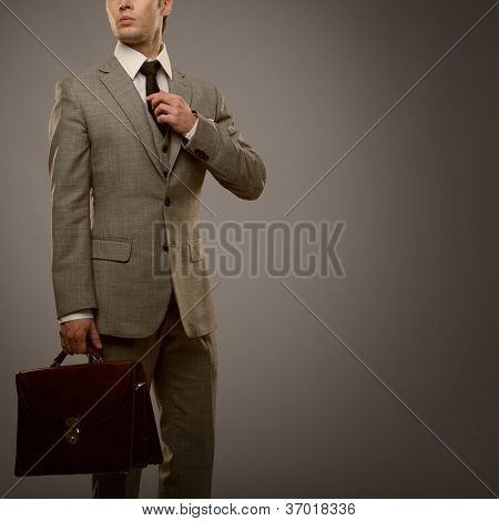 Biznesmen z teczki na szarym tle