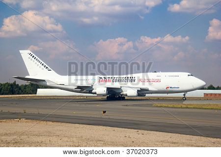 JOHANNESBURG - duben 18:Boeing 747 Kenya Airways příprava vzlétnout na 18. dubna 2012 v Johanne