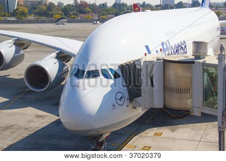 JOHANNESBURG - 18. dubna: Největší civilních letadel světa Airbus A380 vystupování cestujících af