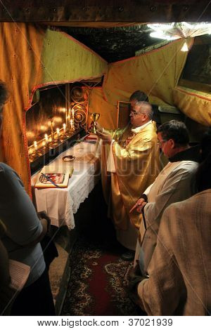 BETHLEHEM-oktober 05:Mass i en grotte i Fødselskirken. Basilica af Fødselskirken er en af Betlehem '