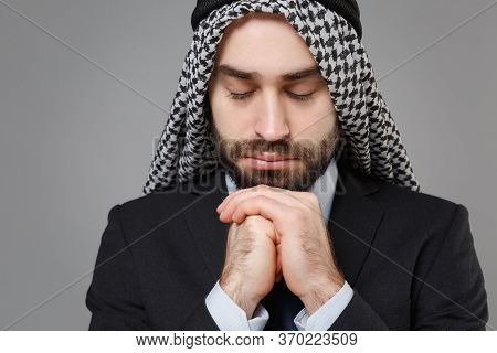 Close Up Of Bearded Arabian Muslim Businessman In Keffiyeh Kafiya Ring Igal Agal Classic Suit Isolat