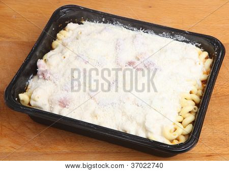 Pasta mukavuus aterian kierre pastaa, kanaa, pekonia ja juustoa ennen valmistetaan.