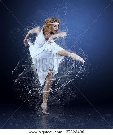 Tanec ballerine kolem vody šplouchání a kapky