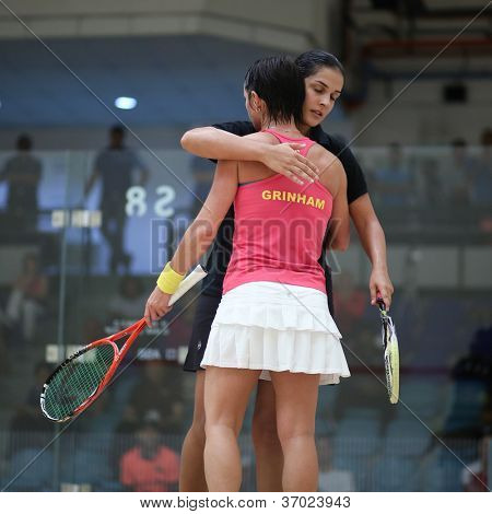 BUKIT JALIL, Malajsie - 11. září: Hana Abdel návod k pouzití návod (černá) objetí Rachael Grinham na CIMB Mal