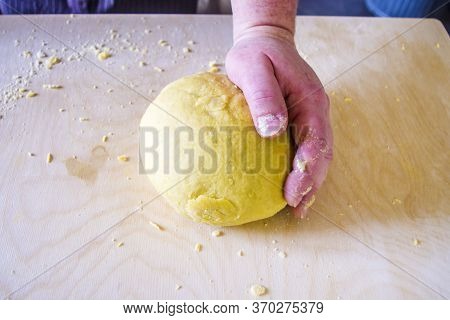 Egg And Spinach Ravioli, Stuffed With Ricotta And Sausage Stuffing, Seasoned With Butter And Sage, F