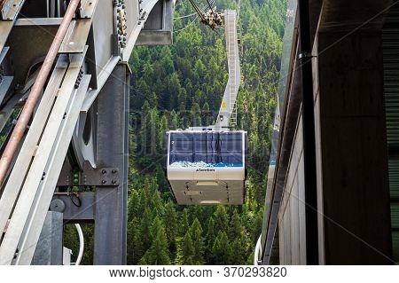 Grimentz, Valais, Switzerland - August 9 2018 : Grimentz - Sorebois Cable Car Entering Base Station 