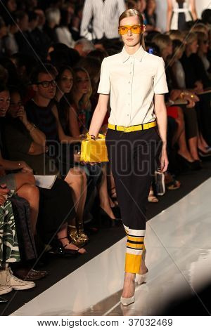 Nova Iorque - 12 de setembro: Um modelo anda na pista da coleção de MICHAEL KORS Primavera/Verão 2013 