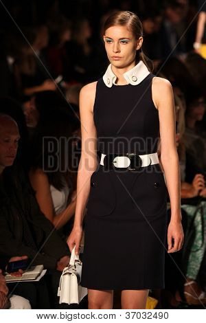 Nova Iorque - 12 de setembro: Um modelo anda na pista da coleção de MICHAEL KORS Primavera/Verão 2013 