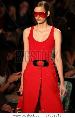 Nova Iorque - 12 de setembro: Um modelo anda na pista da coleção de MICHAEL KORS Primavera/Verão 2013 
