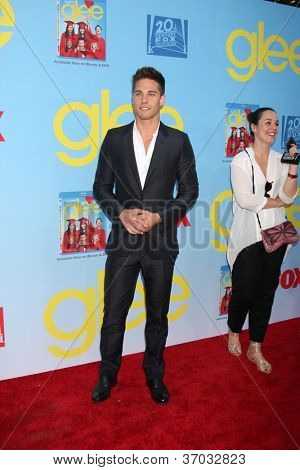 LOS ANGELES - SEP 12: Dean Geyer dorazí Glee čtvrté sezóny Premiere Screening na Paramount