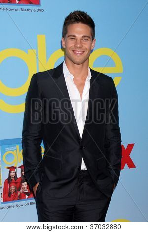 LOS ANGELES - SEP 12: Dean Geyer dorazí Glee čtvrté sezóny Premiere Screening na Paramount