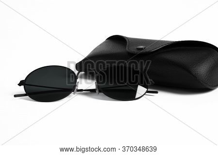 A Pair Of Stylish Retro Black Round-shaped Sunglasse